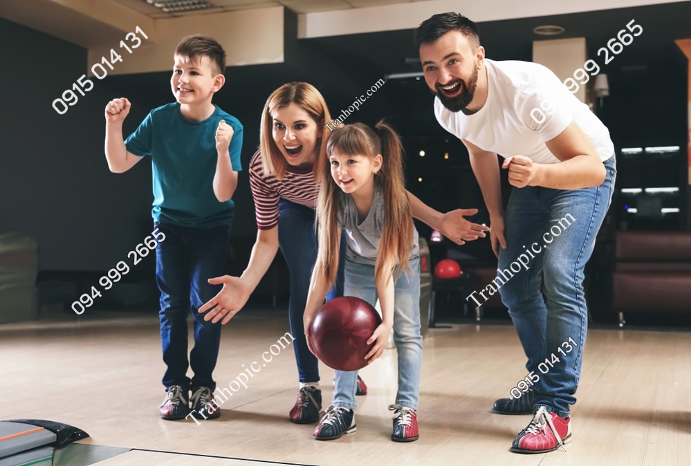 Tranh dán tường gia đình chơi bowling đẹp 1399206487