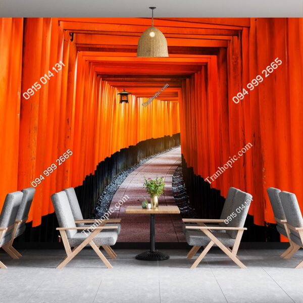 Tranh dán tường hành lang với nhiều cổng Tori bằng gỗ đỏ của đền Fushimi Inari ở Kyoto Nhật Bản 677438094