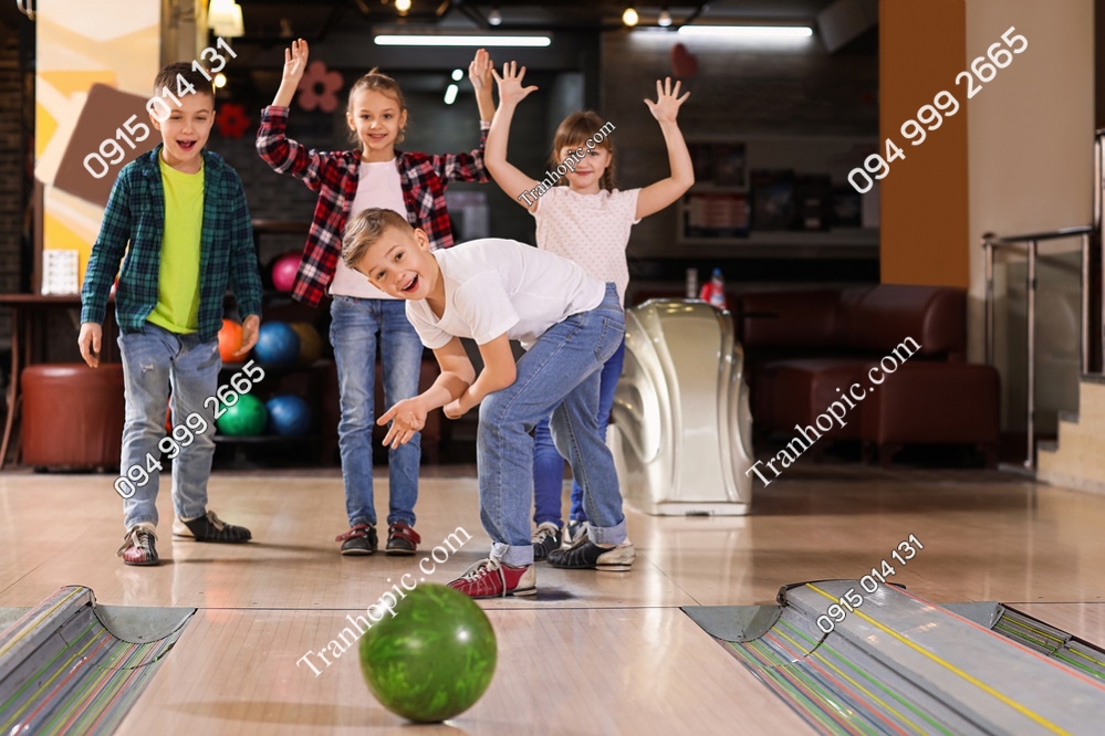 Tranh dán tường trẻ em chơi bowling đẹp 1670001897