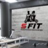 Tranh dán tường phòng gym với logo quán trên nền xi măng GYM281692024